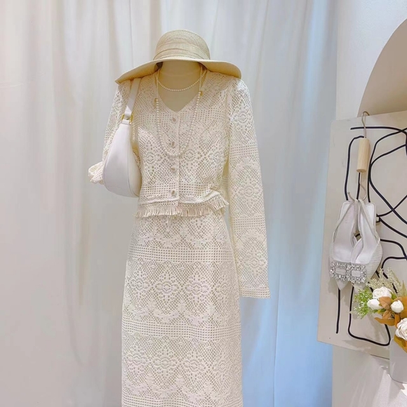 Channel style 2-piece lace suit - Picture 6 of 6